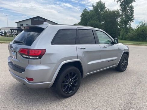 Used 2018 Jeep Grand Cherokee Altitude AWD/4WD image 3