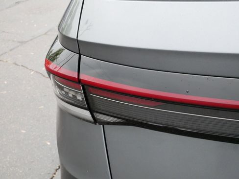 Used 2025 Volkswagen Taos SE w/ Panoramic Sunroof Package AWD/4WD image 17