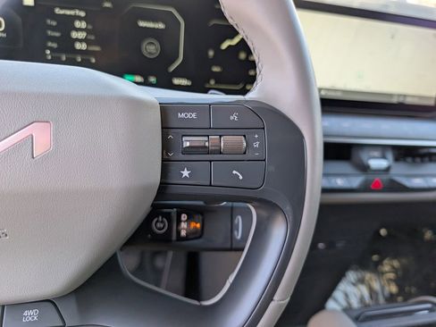 Certified 2024 Kia EV9 Land image 27