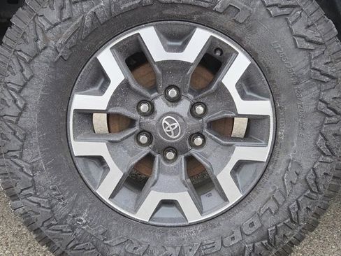 Used 2022 Toyota Tacoma TRD Off-Road image 27