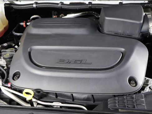 Used 2023 Chrysler Voyager LX FWD image 14