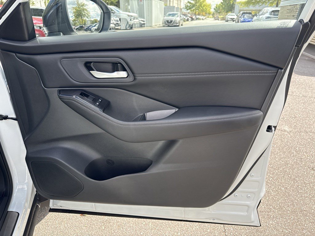 Used 2026 Nissan Rogue Dark Armor FWD image 25