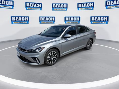 Used 2025 Volkswagen Jetta SE FWD image 4