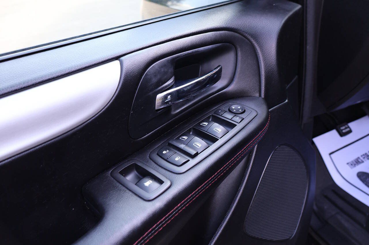 Used 2014 Dodge Grand Caravan R/T w/ Driver Convenience Group FWD image 9