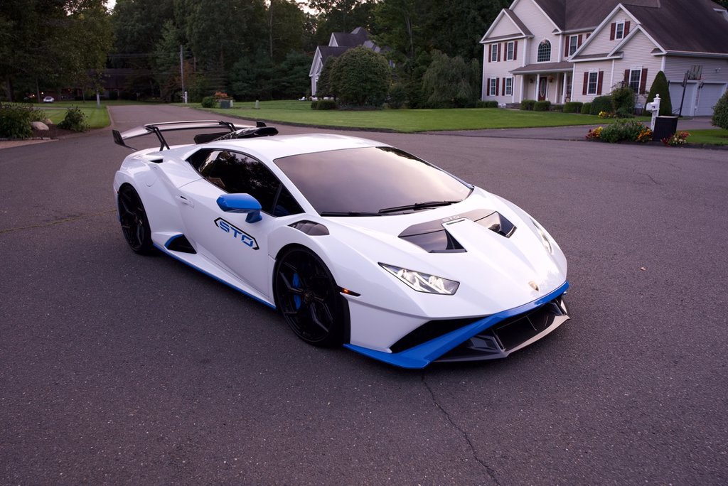 Used 2022 Lamborghini Huracan STO RWD image 3