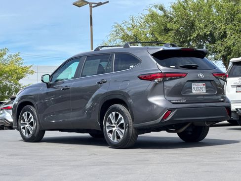 Used 2023 Toyota Highlander XLE FWD image 7