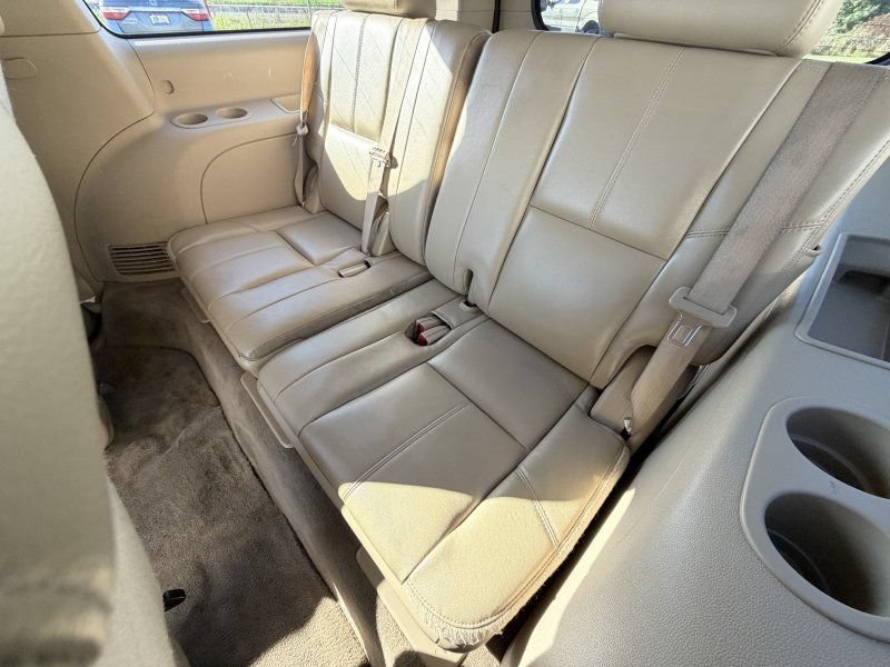 Used 2011 GMC Yukon XL SLT w/ SLT-2 Equipment Package AWD/4WD image 18