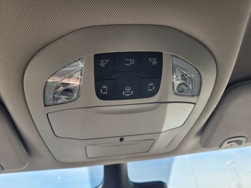 Used 2023 Chrysler Pacifica Touring-L image 22