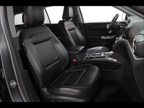 Certified 2022 Ford Explorer XLT w/ Equipment Group 202A AWD/4WD image 18