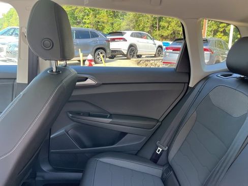 New 2025 Volkswagen Taos SE image 15