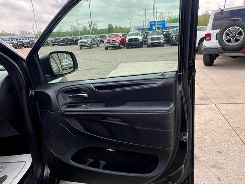 Used 2017 Dodge Grand Caravan SE image 14