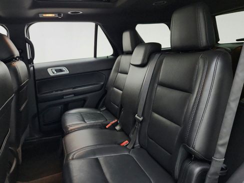 Used 2015 Ford Explorer XLT w/ Equipment Group 202B FWD image 19