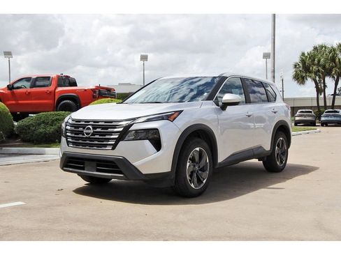 Used 2024 Nissan Rogue SV image 2