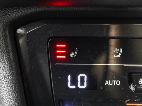 Used 2024 Volkswagen Tiguan SEL R-Line image 11