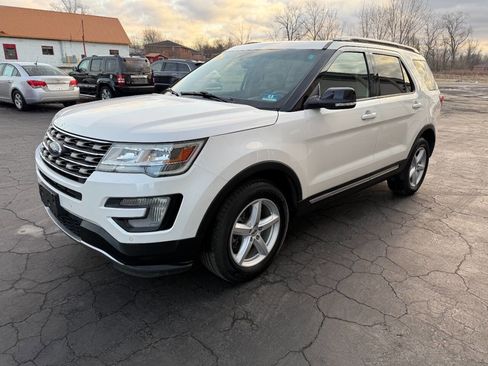 Used 2016 Ford Explorer XLT w/ Equipment Group 202A image 3