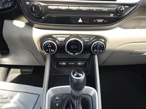 Used 2022 Hyundai Venue SEL w/ Cargo Package image 25