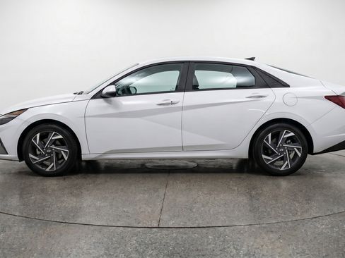 Used 2025 Hyundai Elantra SEL FWD image 5