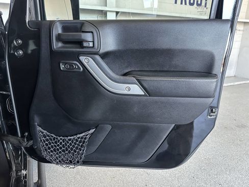 Used 2012 Jeep Wrangler Unlimited Rubicon image 18