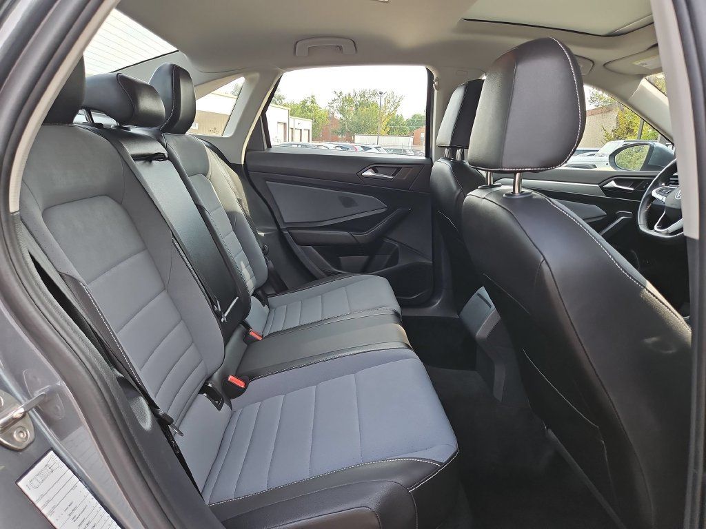 Used 2025 Volkswagen Jetta SE FWD image 29