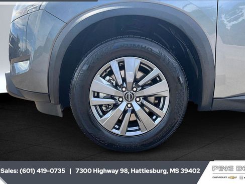 Used 2025 Nissan Pathfinder SV image 7