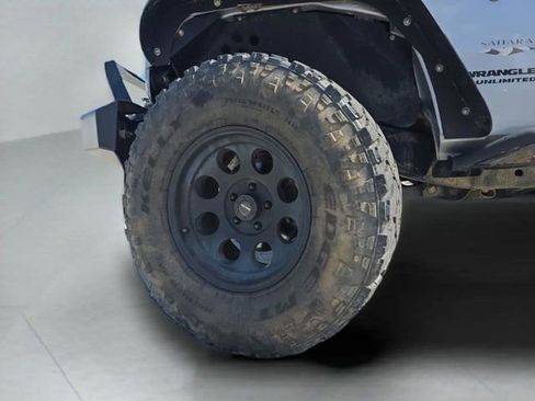 Used 2017 Jeep Wrangler Unlimited Sahara image 37