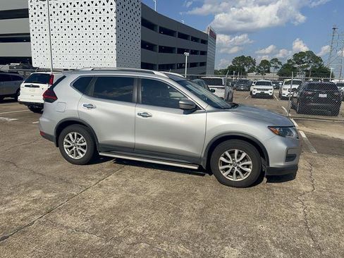 Used 2019 Nissan Rogue SV FWD image 4