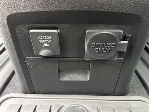 Used 2025 Toyota Sienna Platinum image 22