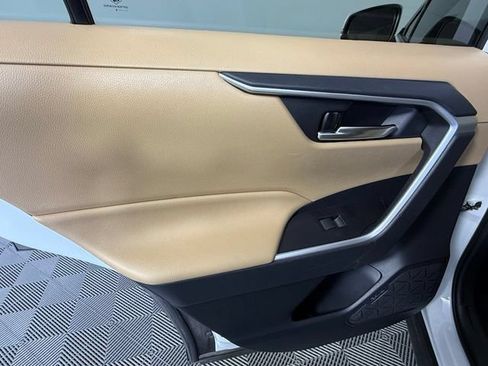 Used 2019 Toyota RAV4 XLE w/ Convenience Package FWD image 21