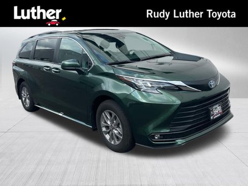 Used 2025 Toyota Sienna XLE AWD/4WD image 1