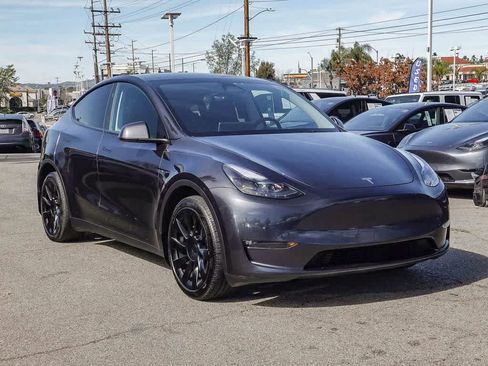 Used 2024 Tesla Model Y Long Range image 3