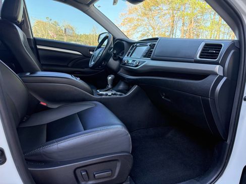 Used 2019 Toyota Highlander SE image 17