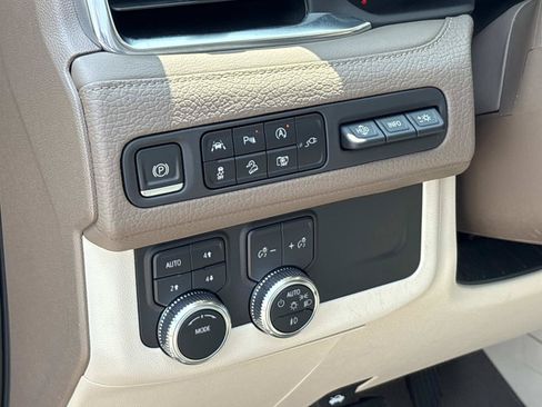 Used 2022 GMC Yukon XL Denali AWD/4WD image 18