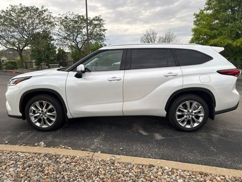 Used 2023 Toyota Highlander Limited FWD image 6