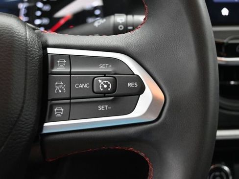 Used 2025 Jeep Compass Trailhawk AWD/4WD image 30