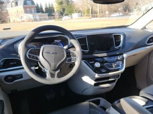 Used 2024 Chrysler Pacifica Touring-L image 10