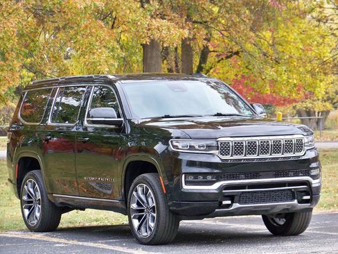 Used 2022 Jeep Grand Wagoneer Series III w/ Rear Seat Video Group 1 AWD/4WD image 3