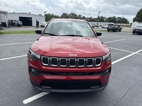 Used 2025 Jeep Compass Latitude AWD/4WD image 2