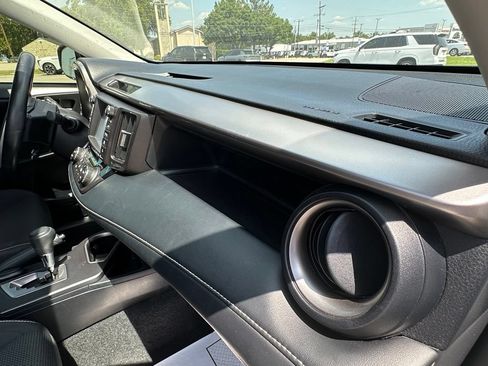 Used 2018 Toyota RAV4 XLE FWD image 12