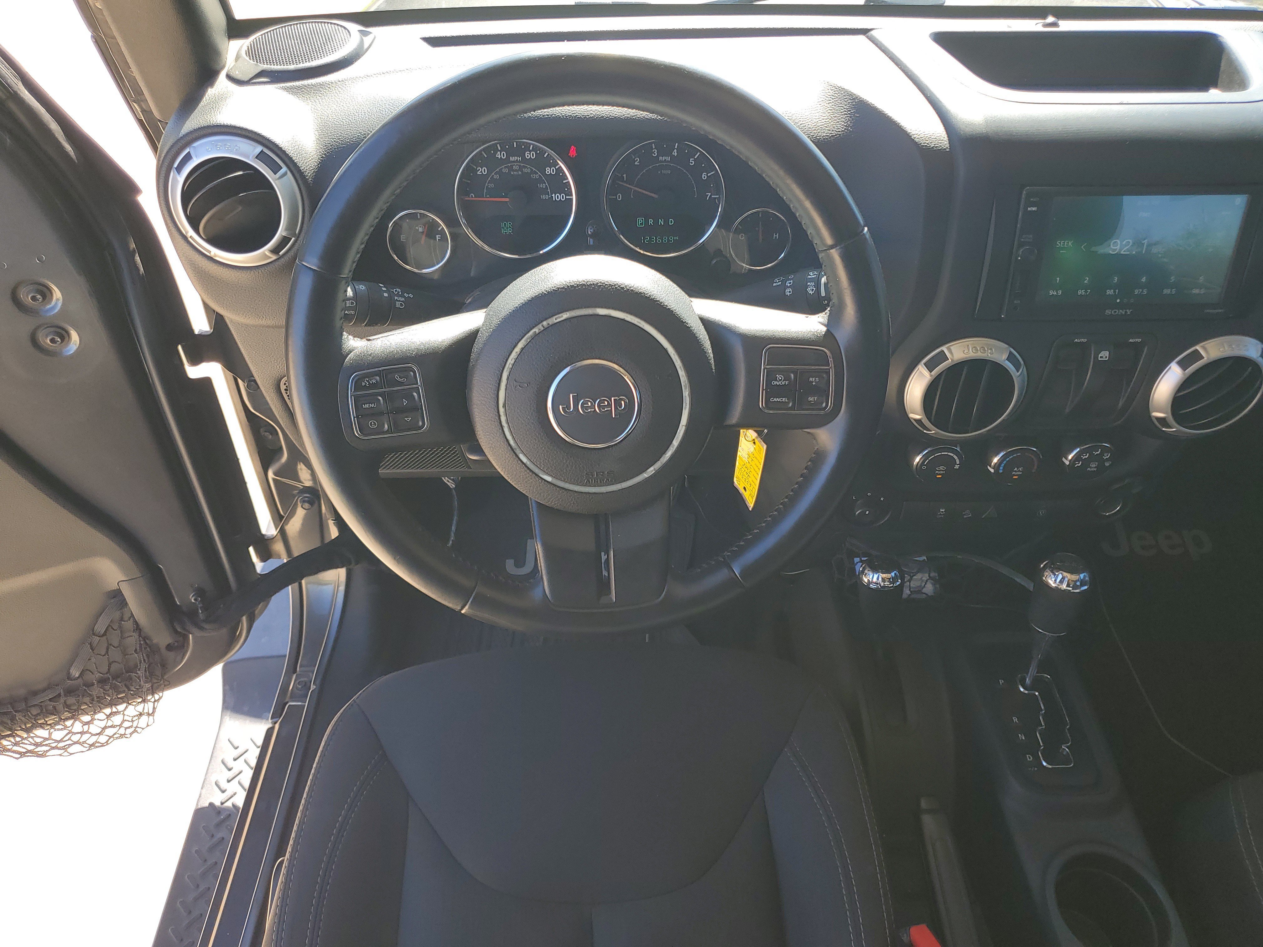Used 2017 Jeep Wrangler Sahara w/ Connectivity Group AWD/4WD image 28