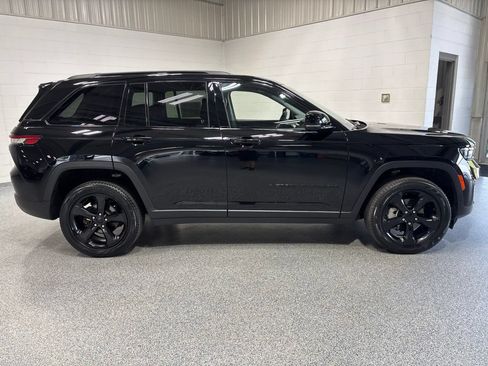 Used 2023 Jeep Grand Cherokee Limited w/ Black Appearance Package AWD/4WD image 8