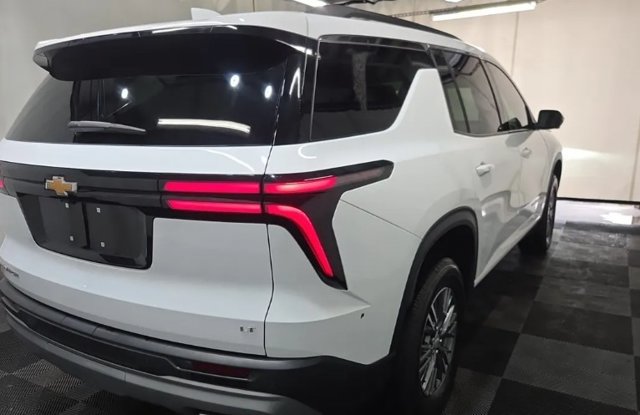 Used 2024 Chevrolet Traverse LT w/ LPO, Floor Liner Package FWD image 2