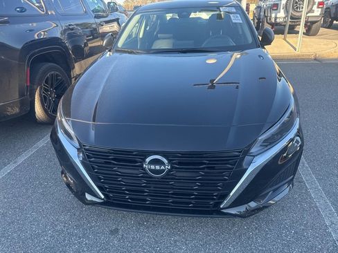 Used 2025 Nissan Altima 2.5 SV image 2