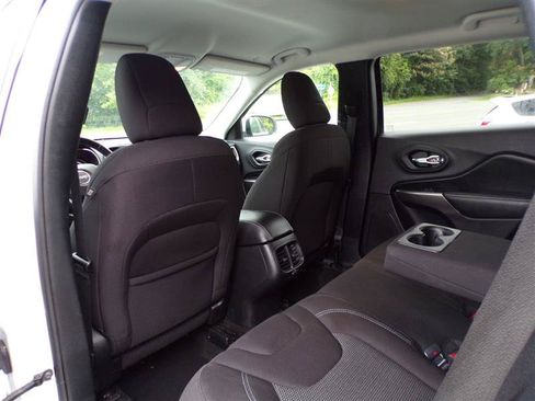 Used 2020 Jeep Cherokee Latitude w/ Cold Weather Group AWD/4WD image 28