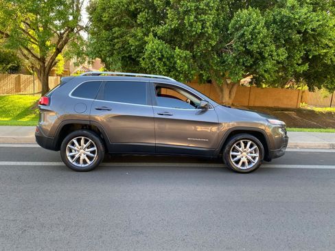 Used 2018 Jeep Cherokee Limited FWD image 8