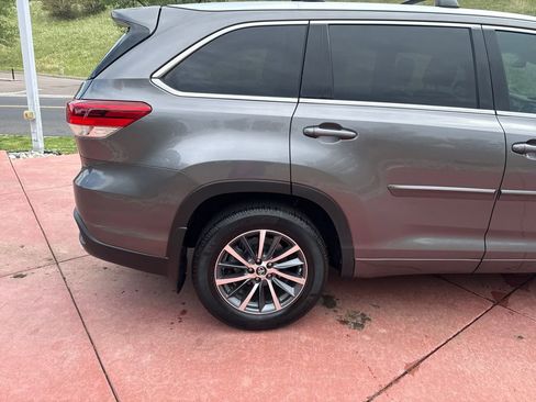 Used 2017 Toyota Highlander XLE AWD/4WD image 35