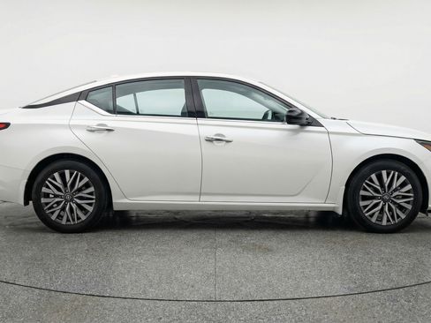 Used 2025 Nissan Altima 2.5 SV FWD image 11
