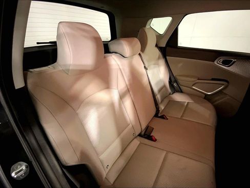 Certified 2025 Kia Soul LX w/ LX Technology Package FWD image 23
