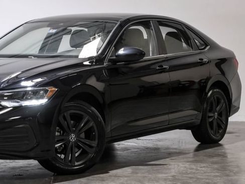 Used 2022 Volkswagen Jetta SE w/ Panoramic Sunroof Package FWD image 8