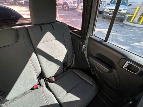 Used 2024 Jeep Wrangler Unlimited Rubicon image 14