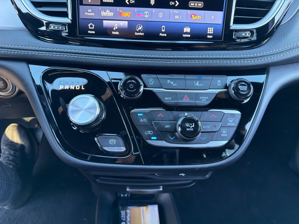 New 2027 Chrysler Pacifica Select FWD image 27